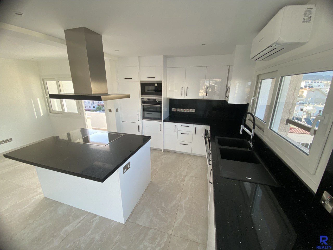 3BD Apartment with a Spacious Kitchen, image 1
