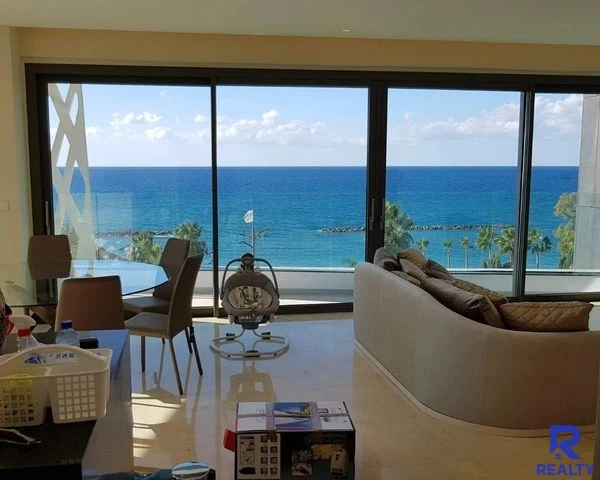 Luxurious Beachfront Apartment for Sale, image 1