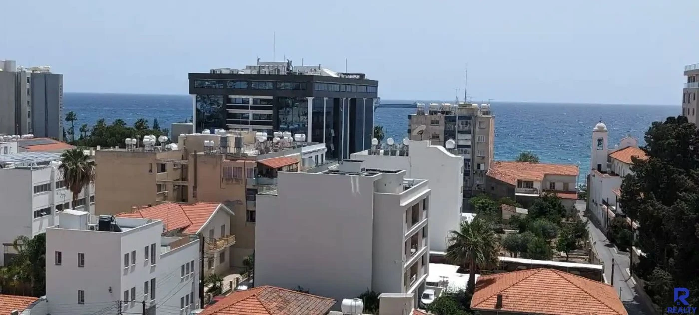 Spacious 3-Bed Apt w/ Sea Views, image 1