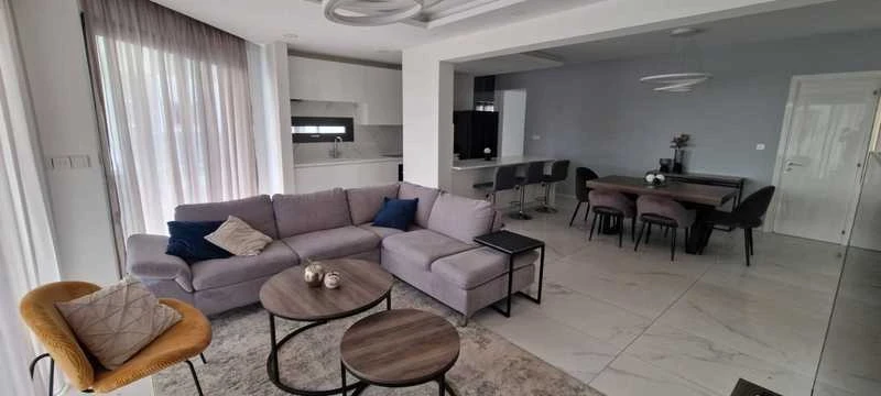 4-bedroom apartment to rent, image 1