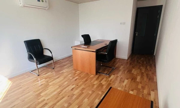 Fully furnished serviced office €600, image 1