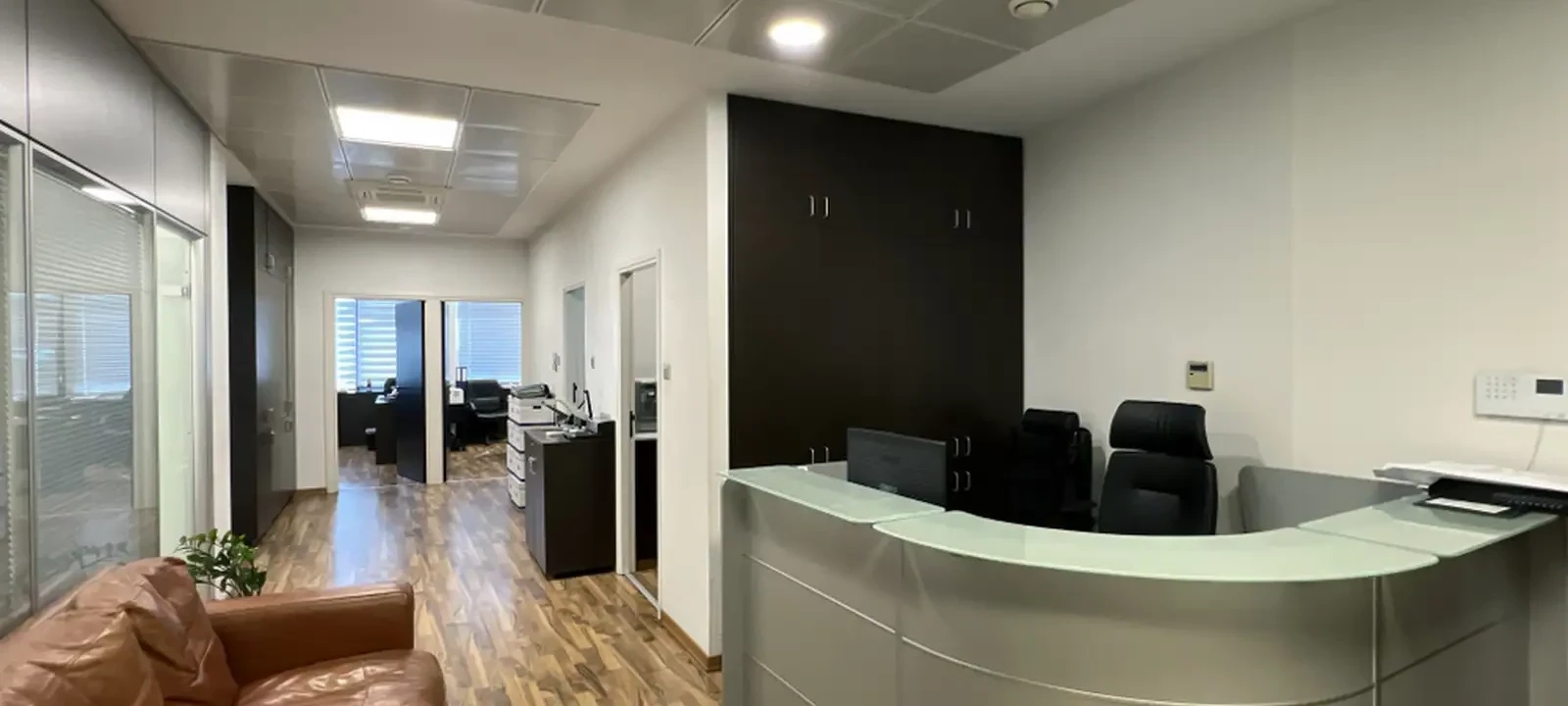 Modern office in city center, image 1