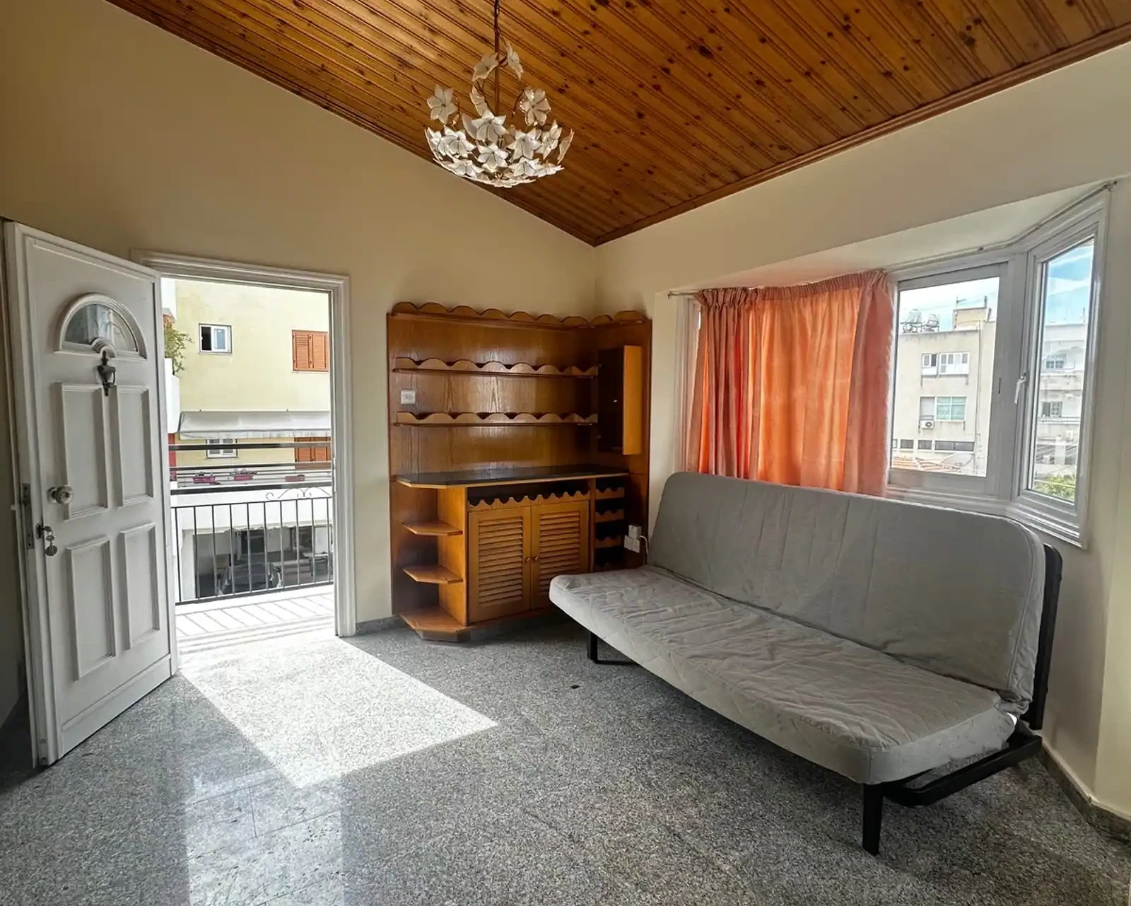 3-bedroom penthouse to rent €750, image 1