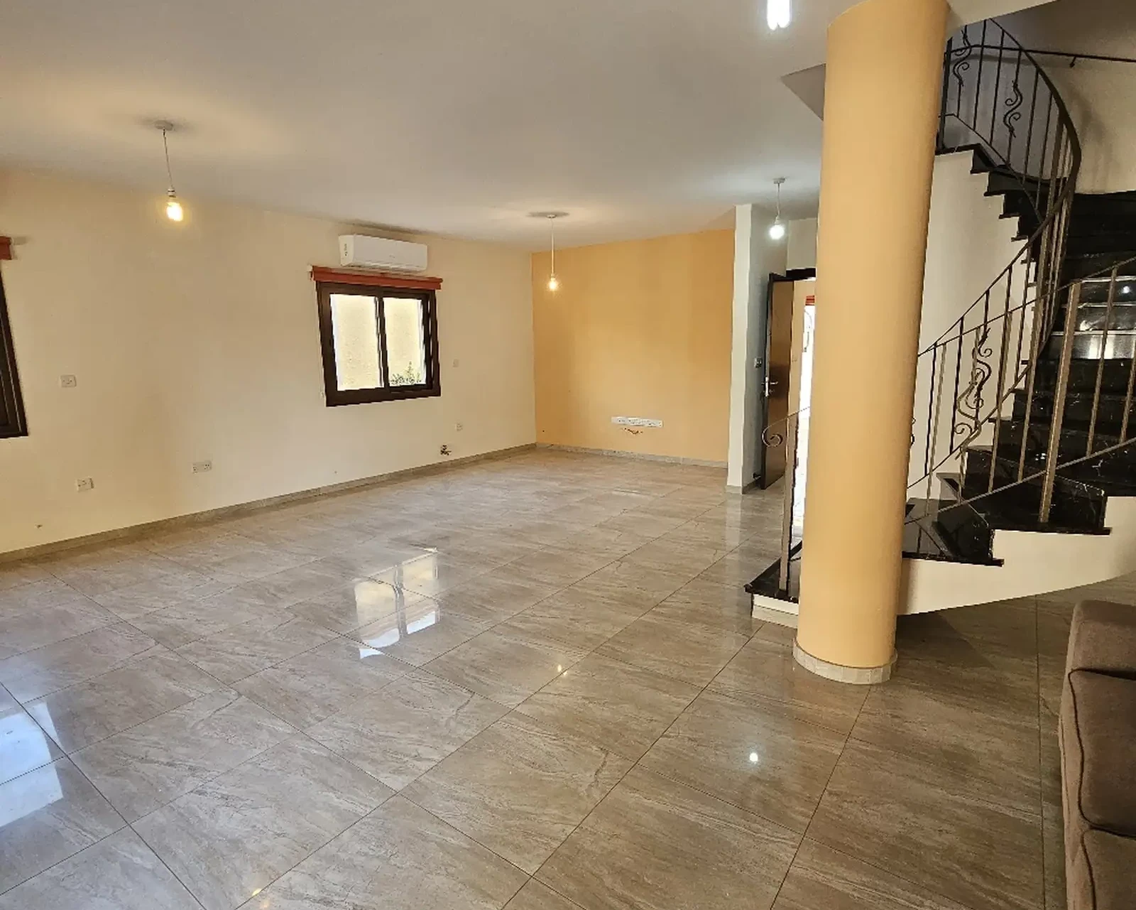 4-bedroom semi-detached to rent, image 1