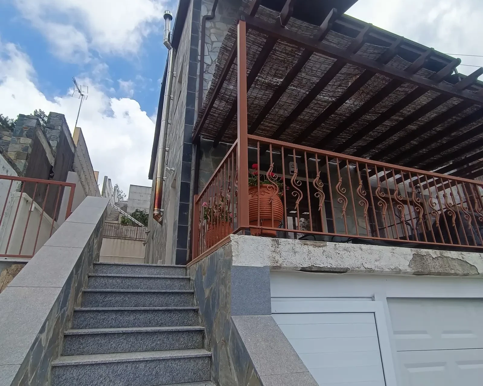 3-bedroom maisonette to rent, image 1