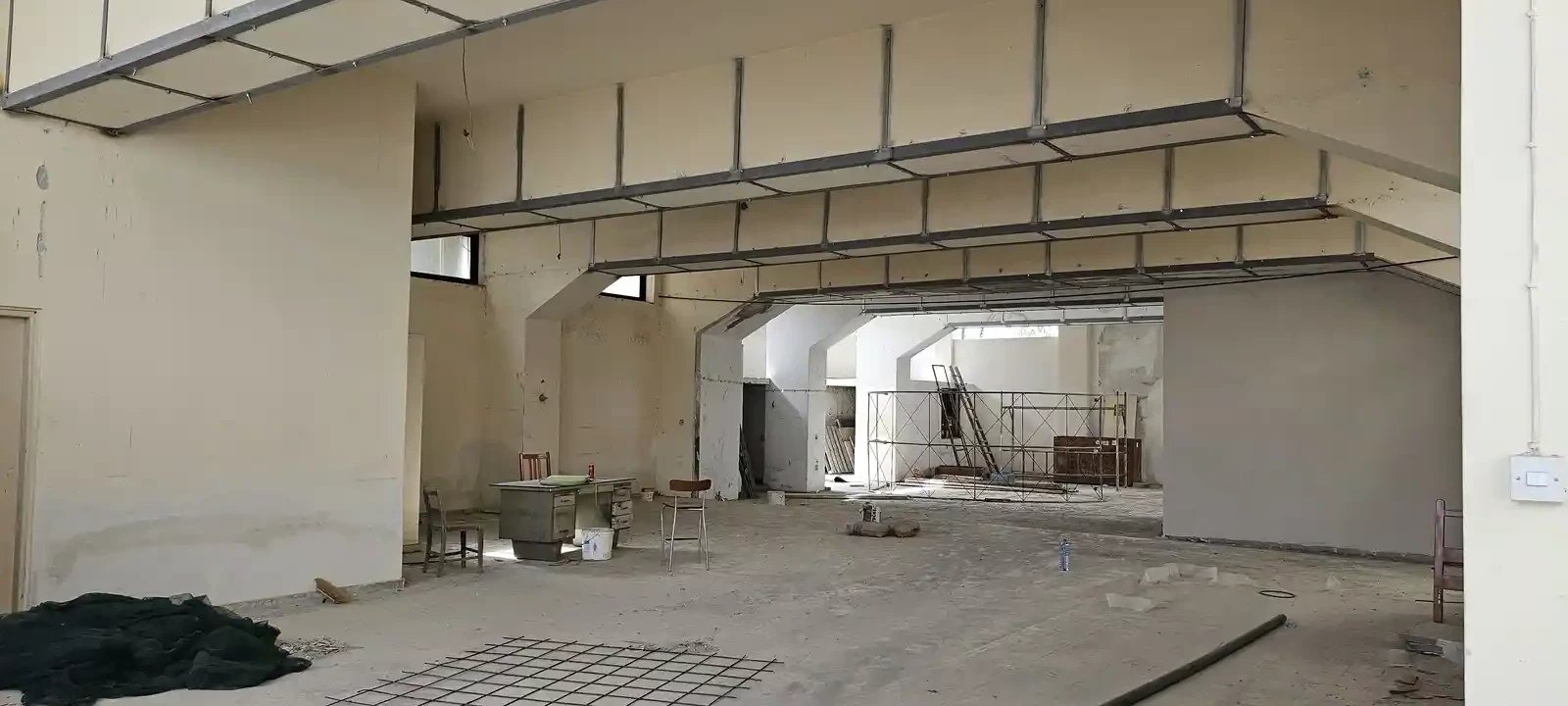 325 sq.m. showroom under renovation to rent €2.600, image 1