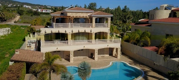 5-bedroom villa to rent €9.000, image 1