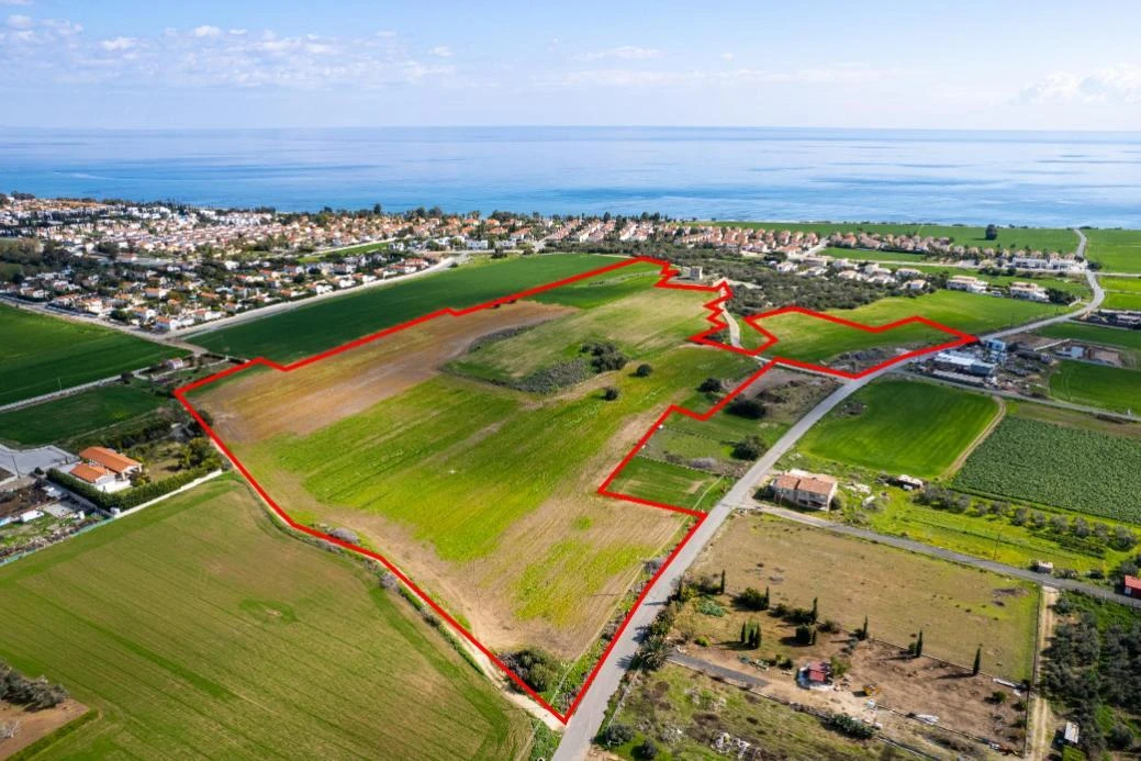 Shared field in Perivolia Larnaca, image 1